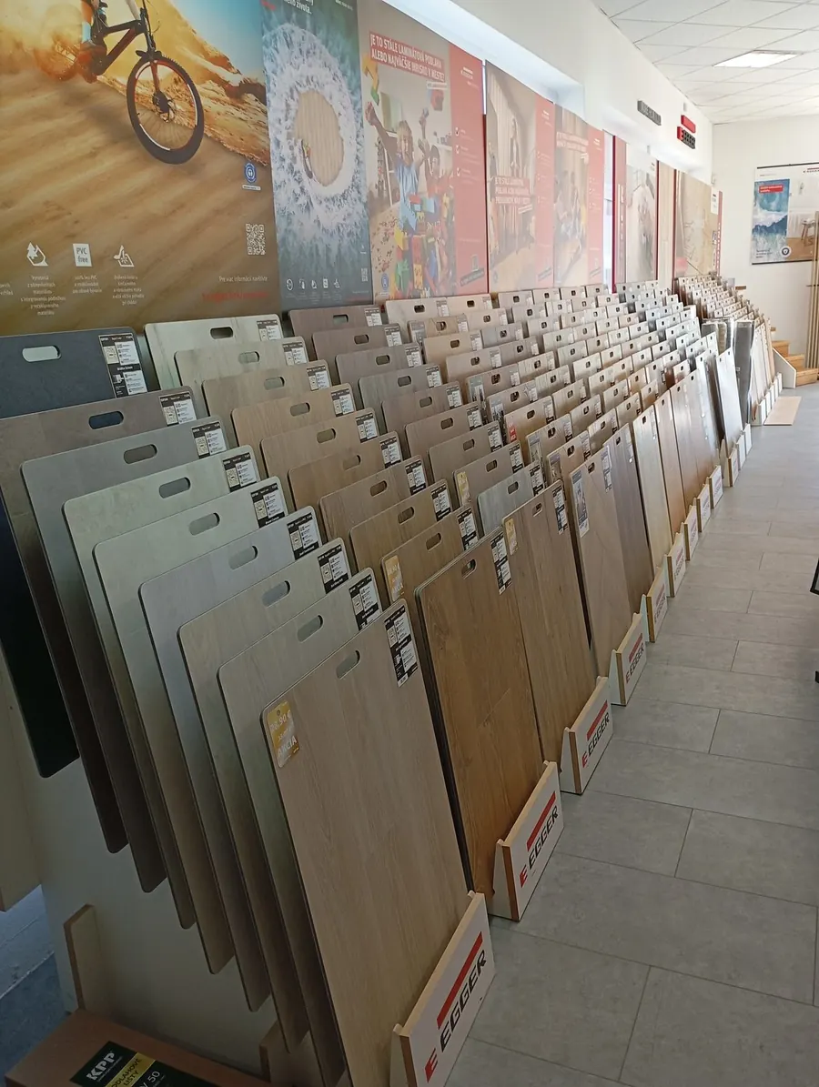 Ulička showroomu s vystavenými vzorkami podlahových krytín